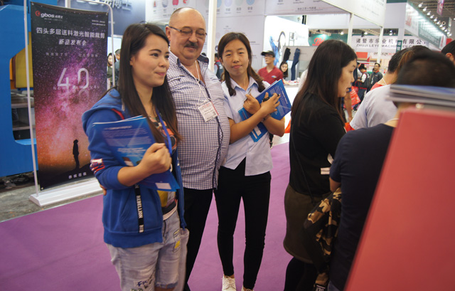 华南国际缝制设备展会与国际友人合影